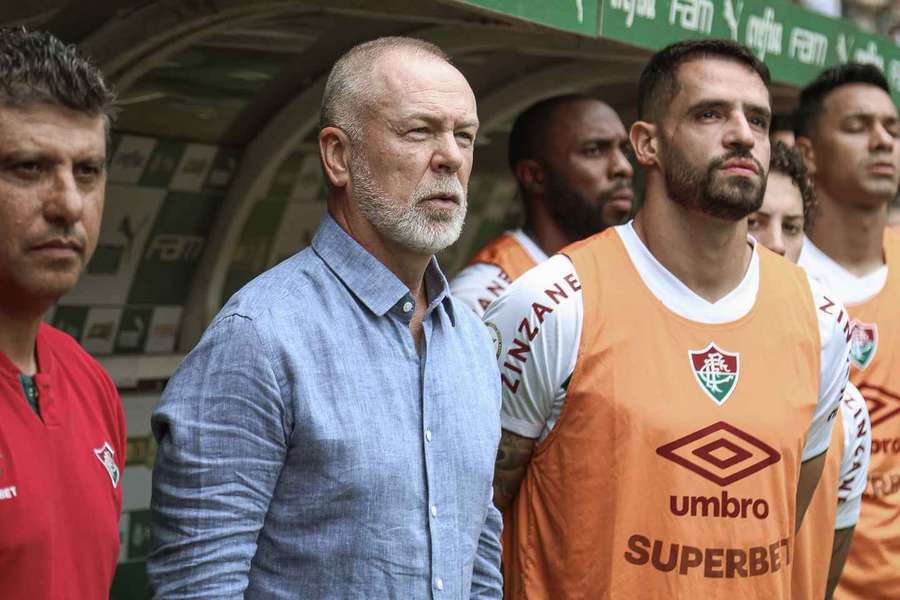 Mano Menezes fica nas Laranjeiras Mano Menezes fica nas Laranjeiras