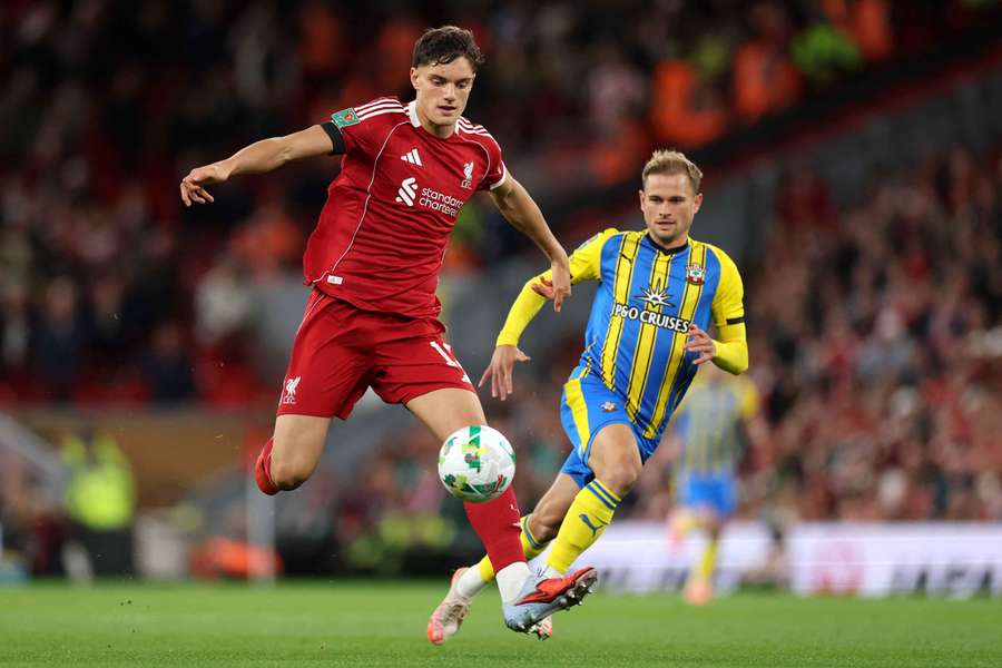 Le jeune Italien Giovanni Leoni gravement blessé pour ses débuts avec Liverpool Le jeune Italien Giovanni Leoni gravement blessé pour ses débuts avec Liverpool