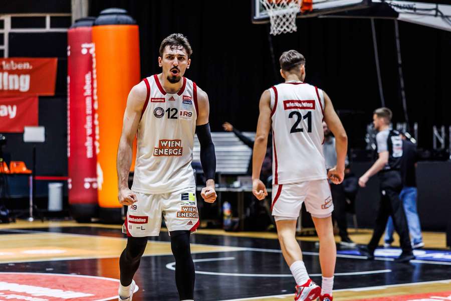 Borislav Mladenov hat mit dem BC Vienna ein fünftes und entscheidendes Spiel in der Semifinal-Serie erzwungen. Borislav Mladenov hat mit dem BC Vienna ein fünftes und entscheidendes Spiel in der Semifinal-Serie erzwungen.