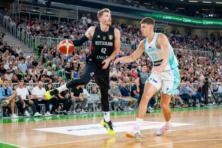 Nationalspieler Andreas Obst (l.) am Ball im Testspiel gegen Slowenien.
