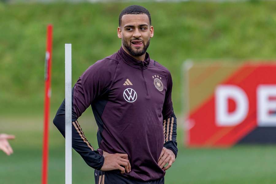 Josha Vagnoman im Trainingsanzug des DFB