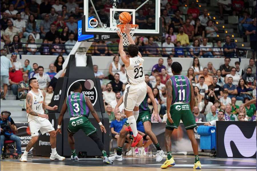 Sergio Llull a marcar o cesto