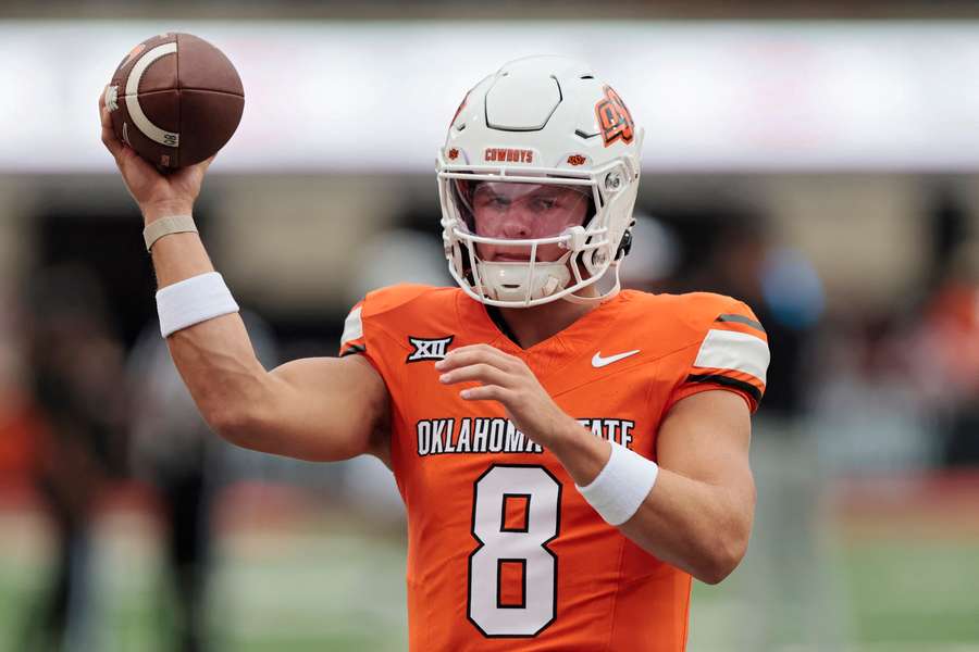 Oklahoma State QB Hauss Hejny warming up (2025)