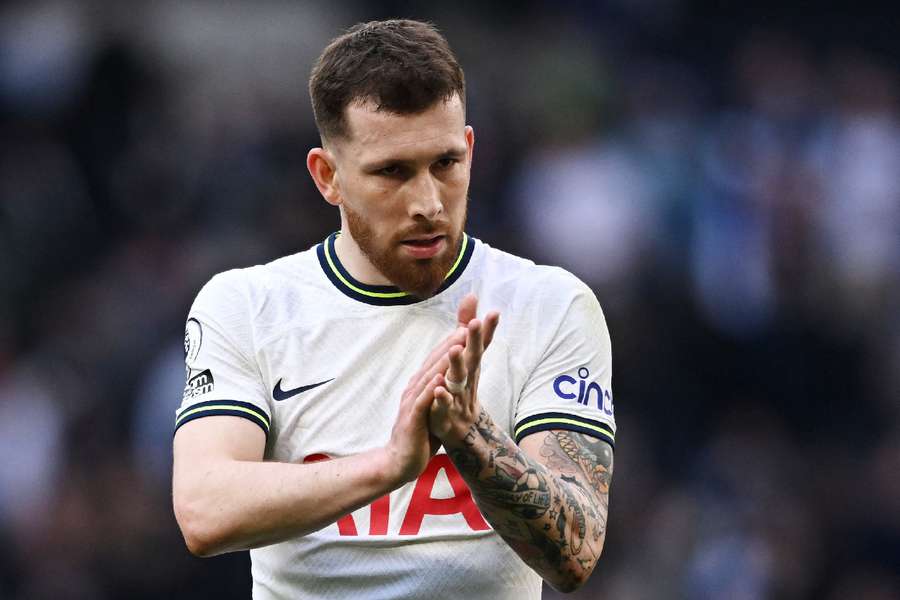 Pierre-Emile Hojbjerg van Tottenham Hotspur applaudisseert voor de fans. 