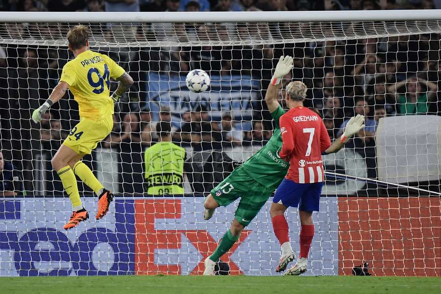 Lazio's Italian goalkeeper #94 Ivan Provedel (L) scores in the last minute