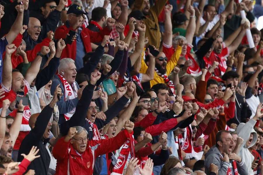 Adeptos do Santa Clara no apoio à equipa Adeptos do Santa Clara no apoio à equipa