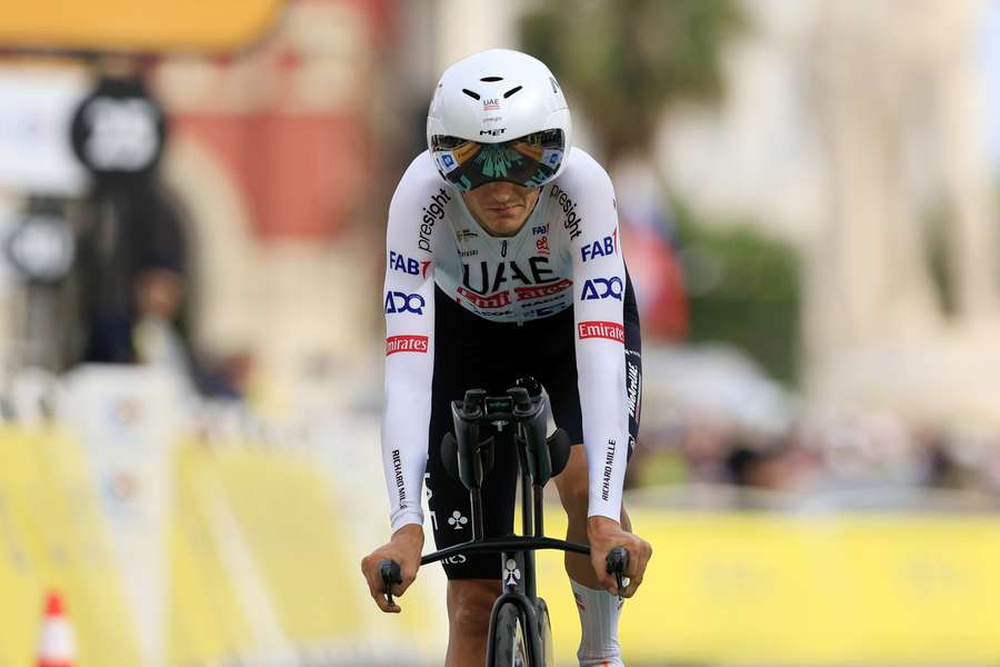 Marc Soler komt in de zestiende rit in de Vuelta solo over de meet