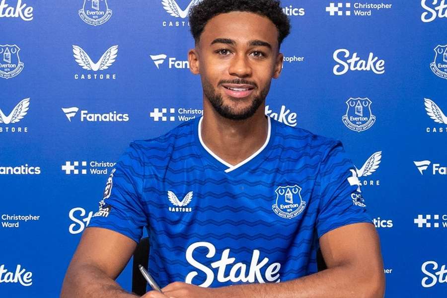 Campbell pens new Everton contract