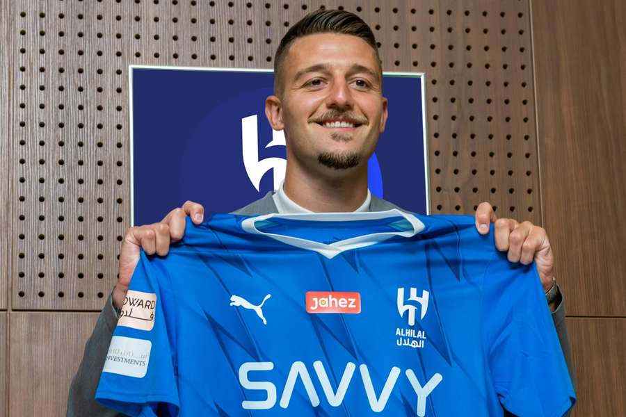 Milinković-Savić posa com a camisa do Al-Hilal