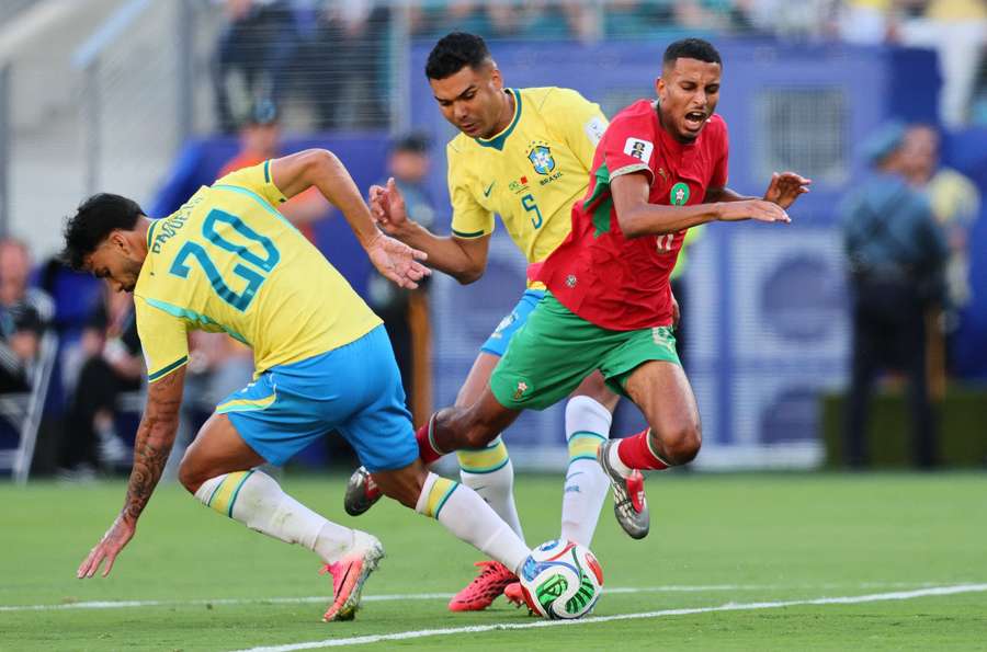 Casemiro, ammonito, resta negli spogliatoi dopo l'intervallo Casemiro, ammonito, resta negli spogliatoi dopo l'intervallo