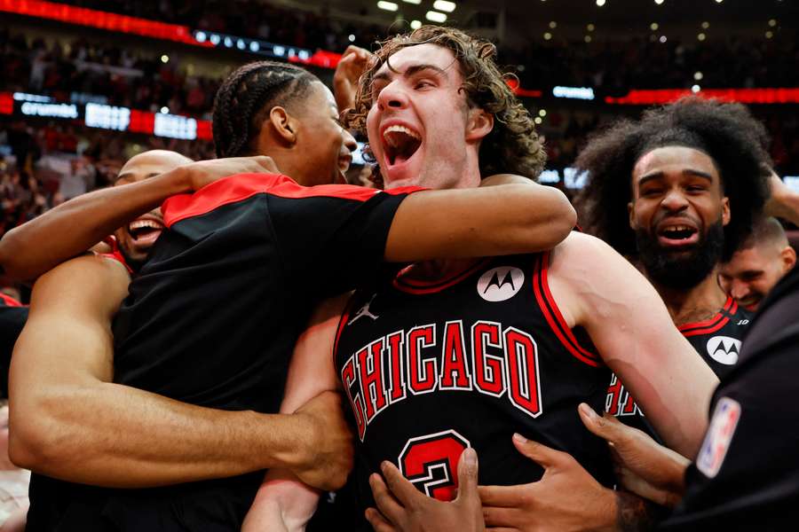 13 punktów Sochana w przegranym meczu Spurs. Lakers przegrali po szalonym rzucie z połowy