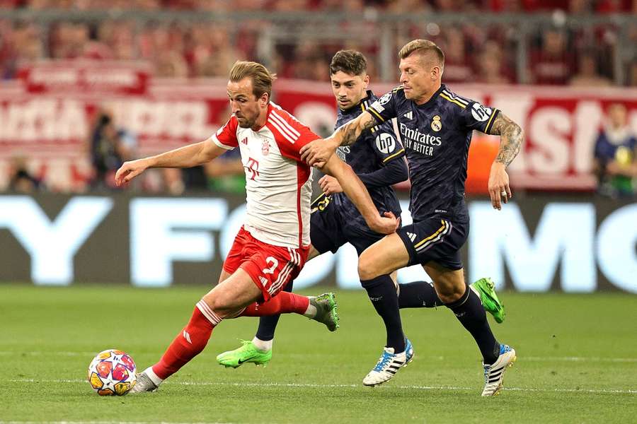 Toni Kroos (R) in duel met Harry Kane in de eerste ontmoeting Toni Kroos (R) in duel met Harry Kane in de eerste ontmoeting