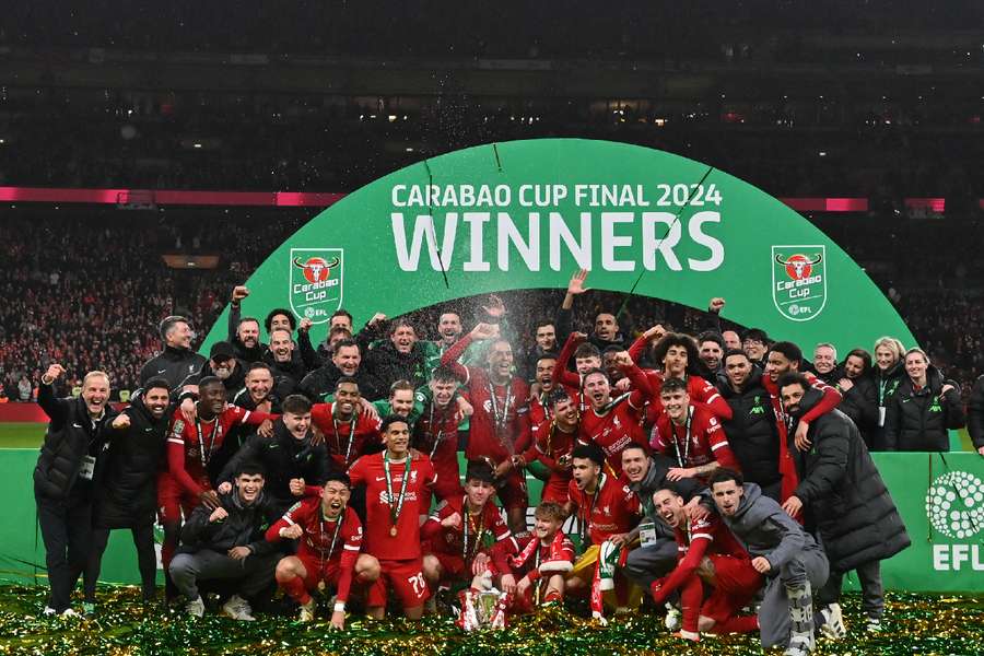 Jogadores do Liverpool celebram a conquista da Copa da Liga Inglesa 