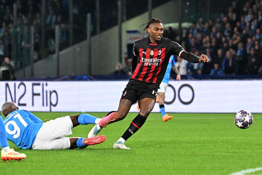 Rafael Leão passa pelos defesas do Nápoles