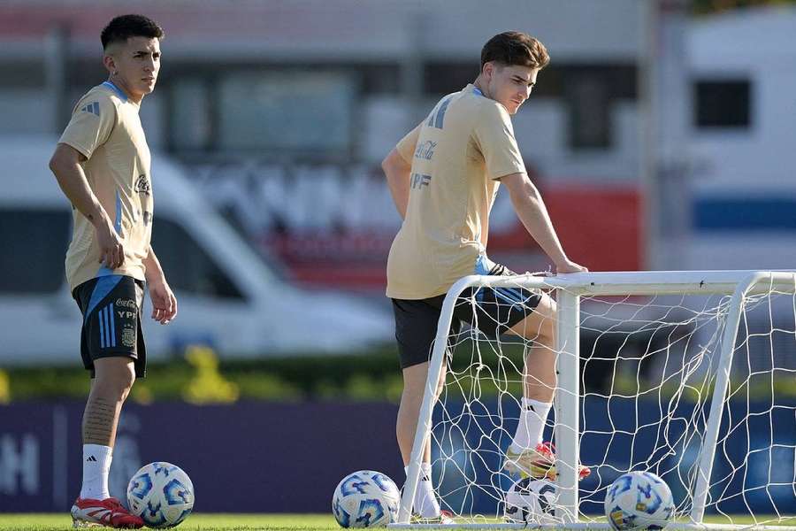 Thiago Almada y Julián Álvarez en el entrenamiento.