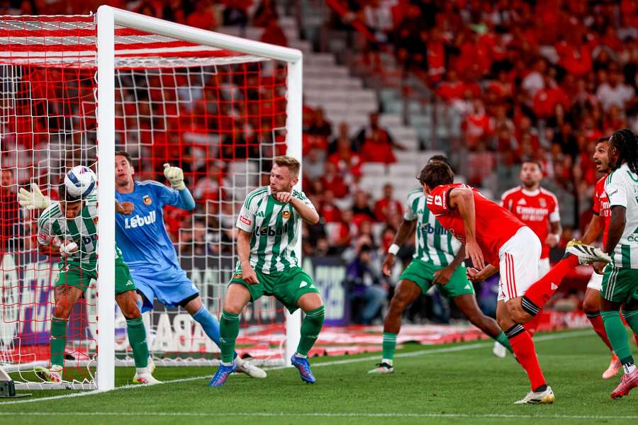 Pancho Petrasso no lance do golo anulado a António Silva