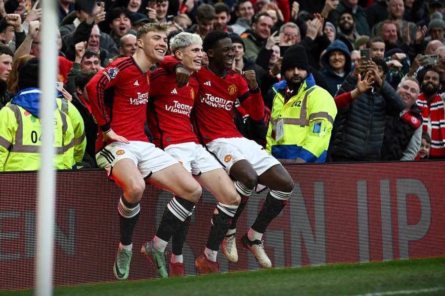 Alejandro Garnacho (C), del Manchester United, celebra su gol con Rasmus Hojlund (I) y Kobbie Mainoo.