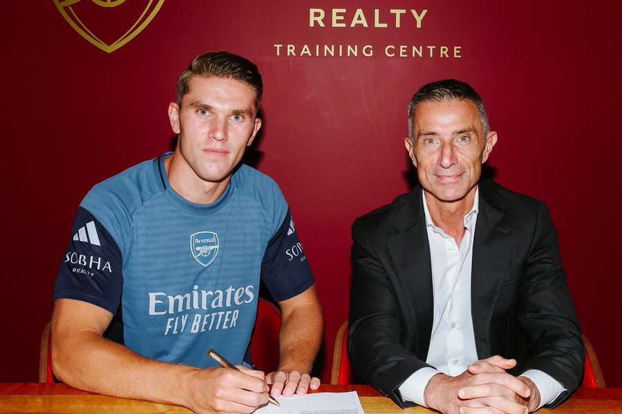 Gyökeres, firmando su contrato como nuevo jugador del Arsenal