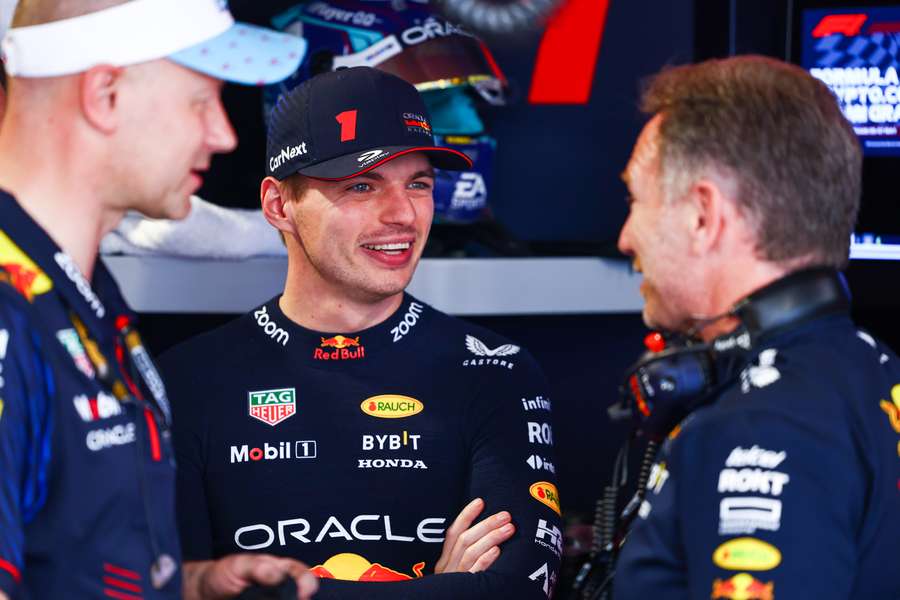 Verstappen dialoga con Horner