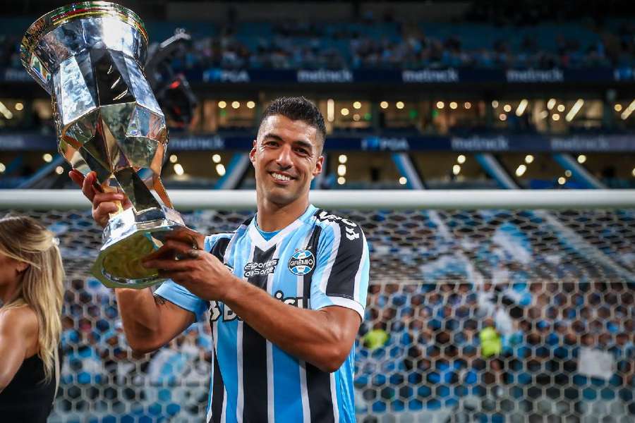 Suárez comemora o título de campeão gaúcho com o Grêmio