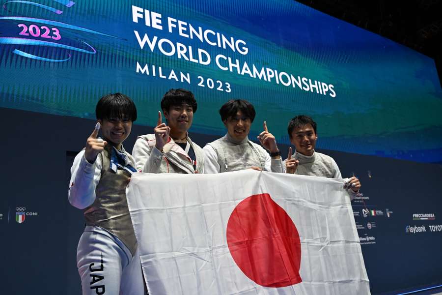 Kazuki Iimura, Takahiro Shikine, Kenta Suzumura en Kyosuke Matsuyama vieren hun overwinning