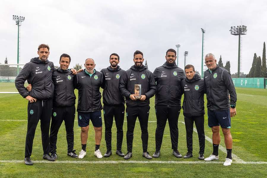 Rúben Amorim com toda a equipa técnica e o troféu das 100 vitórias