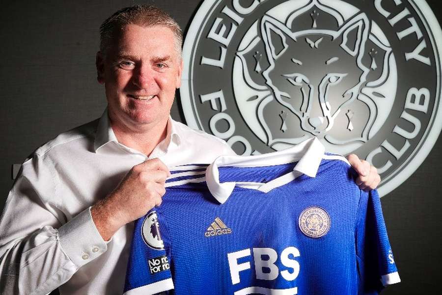 Dean Smith apresentado no Leicester