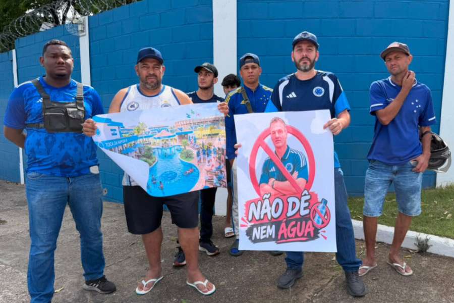 Cruzeirenses foram à porta do CT para protestar