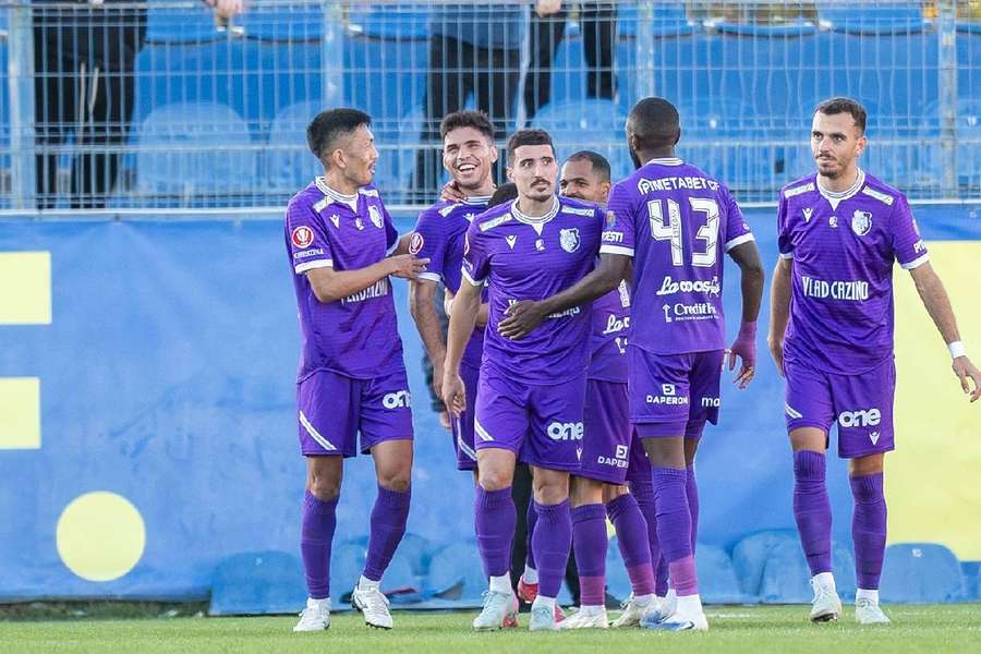 Jucătorii lui FC Argeș sărbătoresc marcarea unui gol
