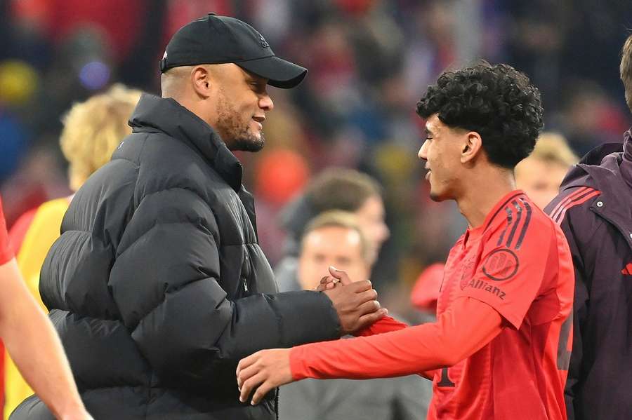 Bayern-Trainer Kompany (l.) beglückwünscht Adam Aznou (r.).