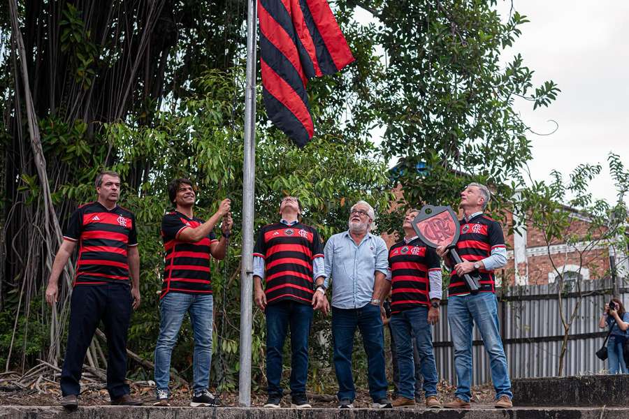 Dirigentes do Flamengo hastearam bandeira do clube no terreno