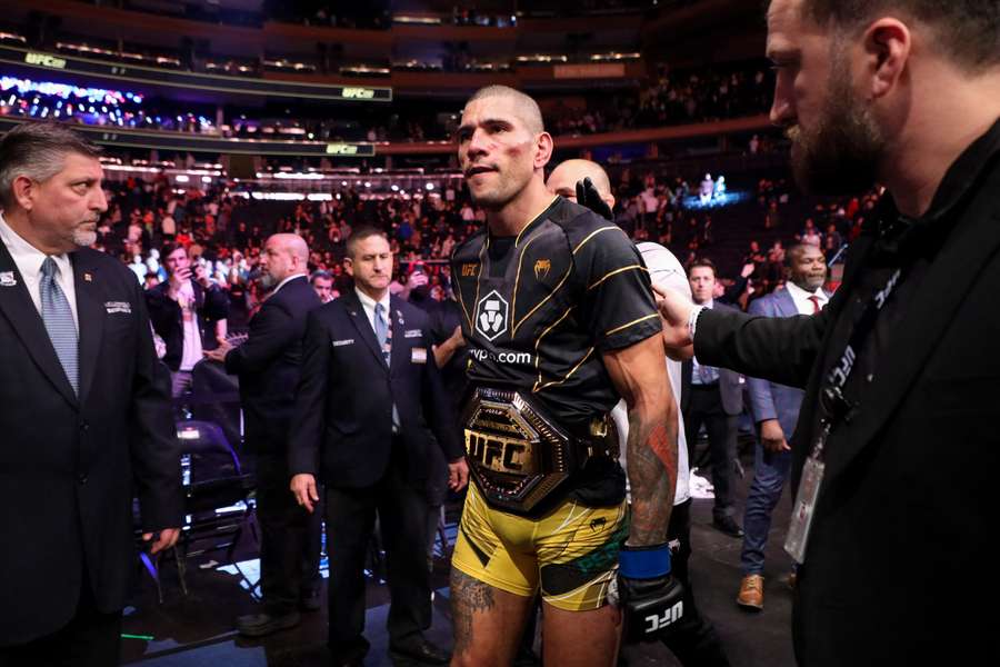 Poatan manteve cinturão após derrotar Ankalaev.