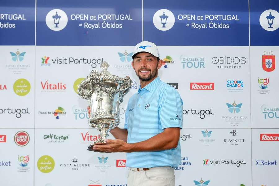 Marco Penge com o troféu do Open de Portugal