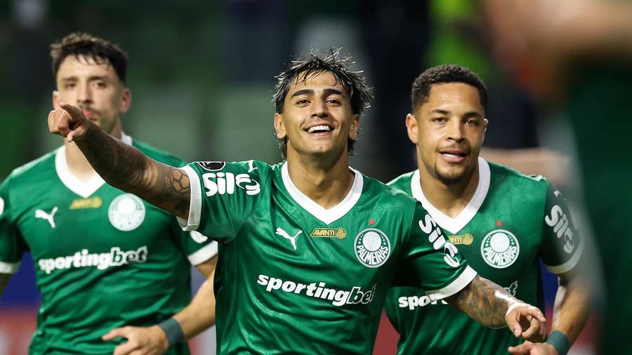 Facundo Torres comemora gol com seus companheiros