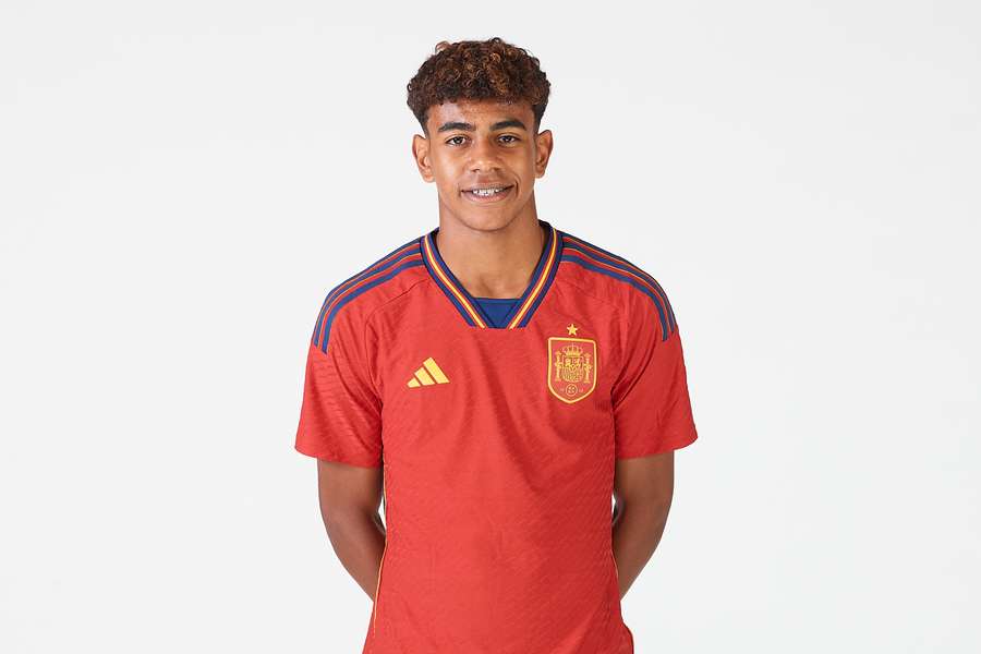 Lamine Yamal posa com a camisa da seleção espanhola