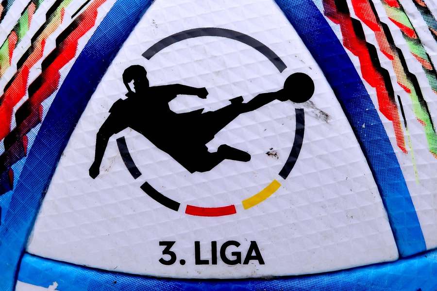 Das Emblem der 3. Liga auf einem offiziellen Spielball