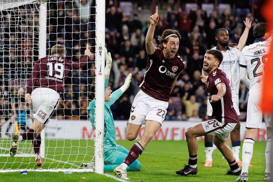Tomas Bent Magnusson festeja após marcar o quarto golo do Hearts