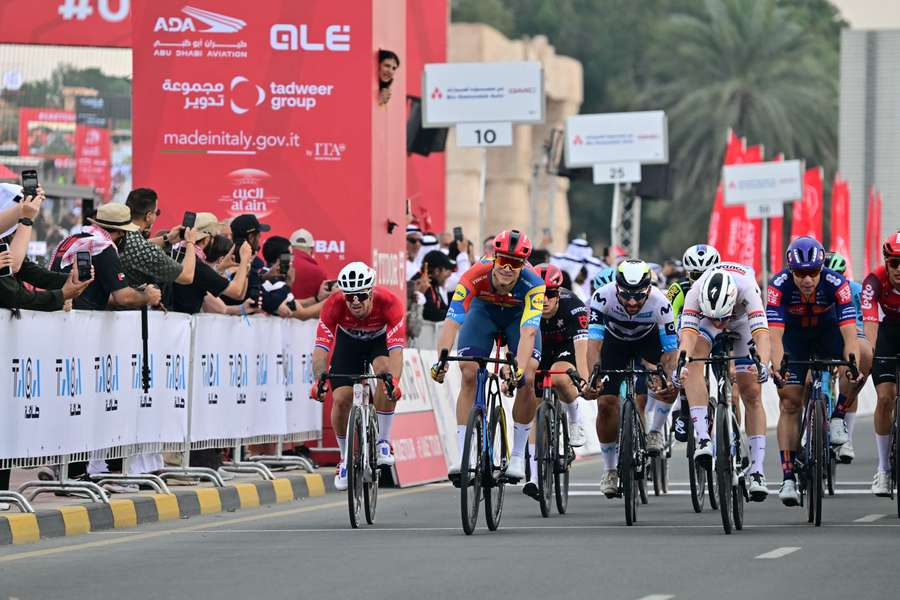 Milan wygrał czwarty etap UAE Tour, Pogacar dalej liderem