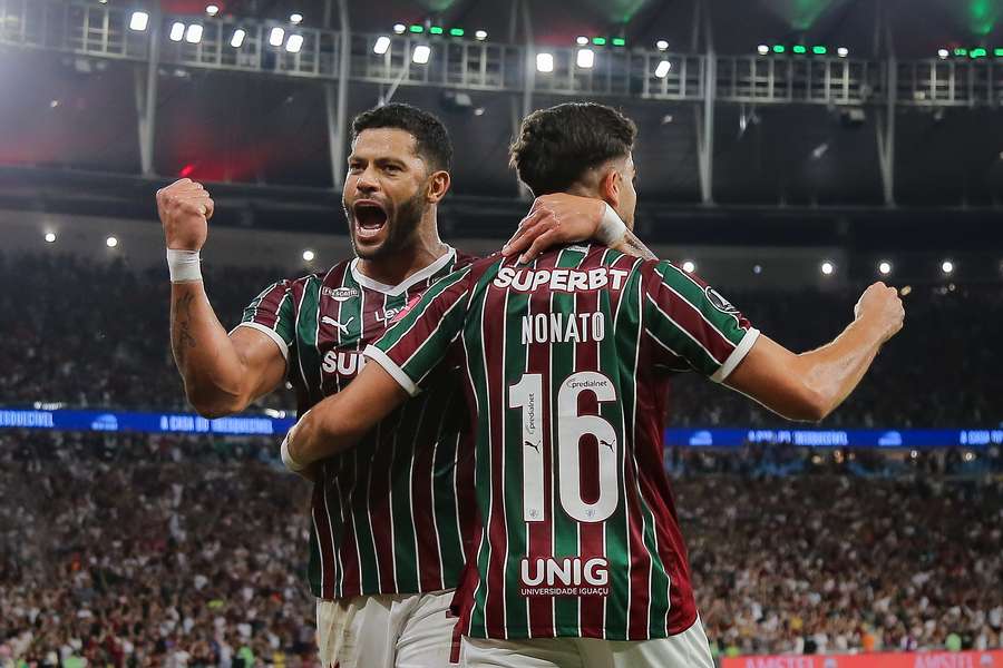 Hulk comemora com Nonato, autor do outro gol do Fluminense na partida 