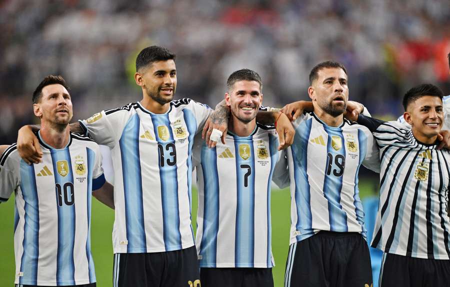 Messi abbracciato ai compagni Messi abbracciato ai compagni