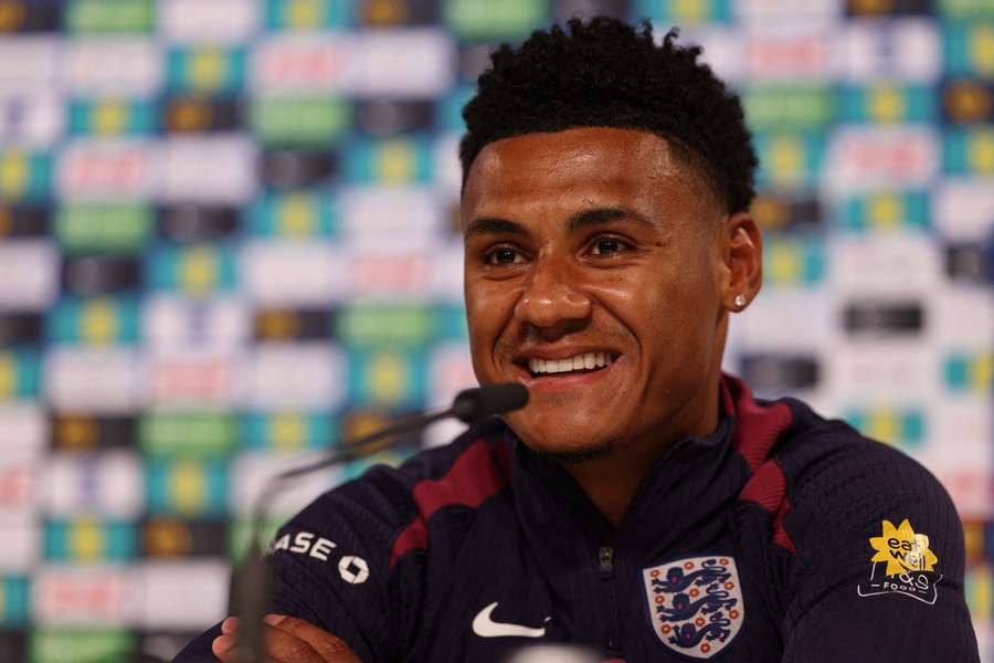 Ollie Watkins tijdens de persconferentie van Engeland