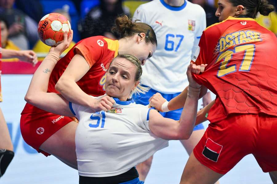 Marketa Jeřábková se pokouší probít přes dvojici Rumunek.