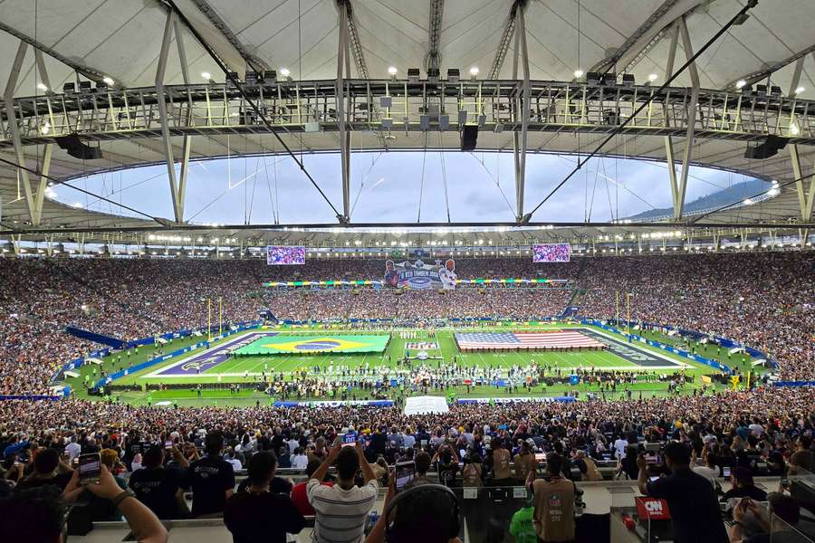 Maracanã durante o hino nacional brasileiro Maracanã durante o hino nacional brasileiro