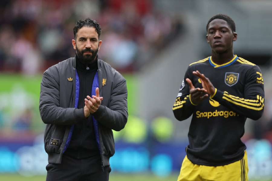 Mainoo and Amorim applaud the fans after the game
