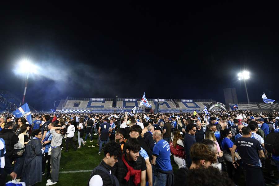 I tifosi del Como invadono il campo per festeggiare la promozione in Serie A