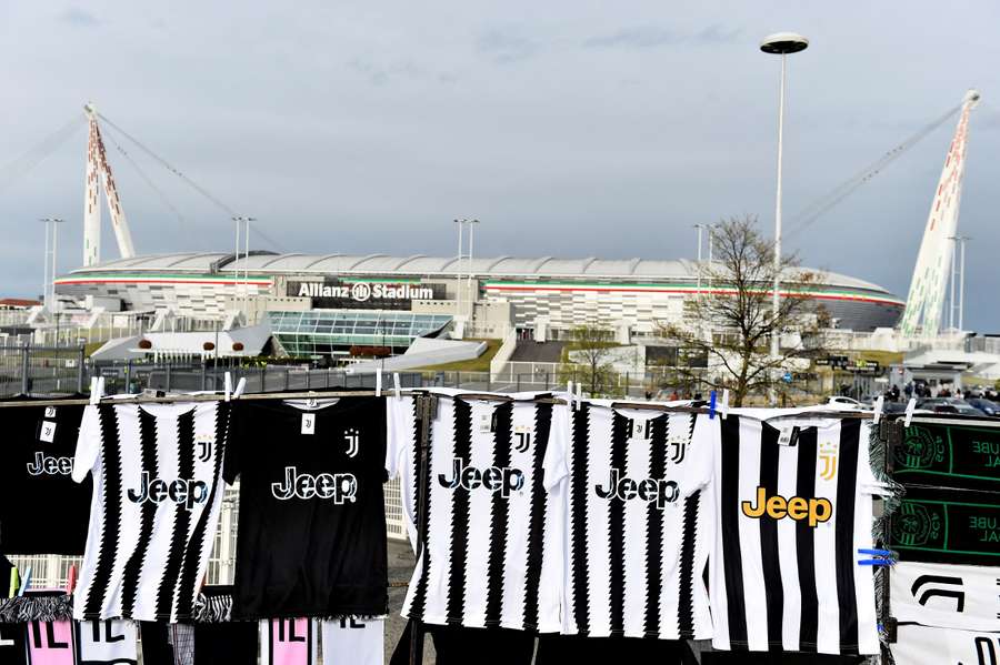 Tricouri ale lui Juventus atârnă în fața Allianz Stadium