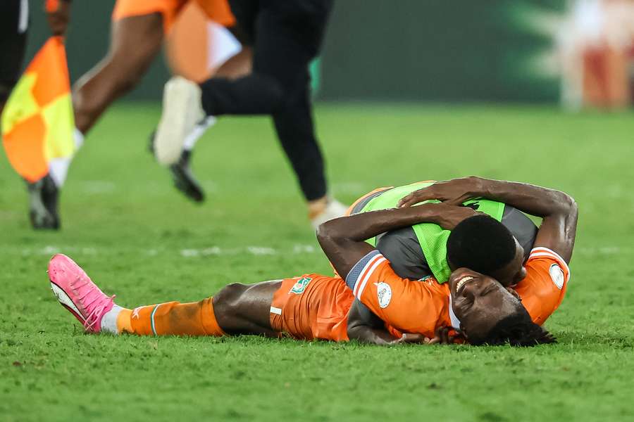 Haller celebra sobre el césped el gol de la victoria de Costa de Marfil