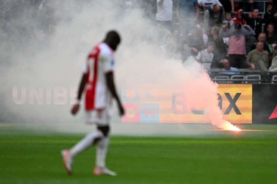 Posledný zápas Ajaxu sa nedohral, fanúšikom došla trpezlivosť.