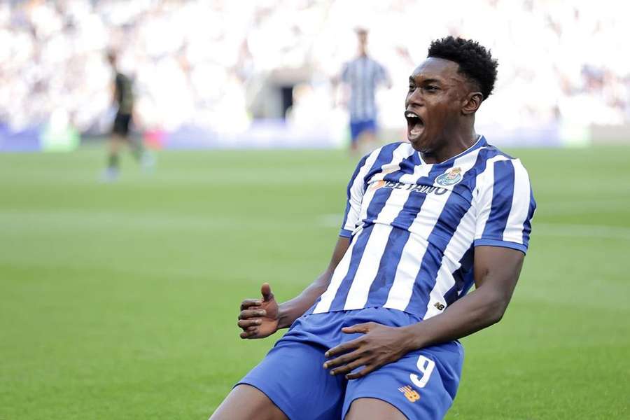 Samu Omorodion, avançado do FC Porto, entre os 25 melhores jovens