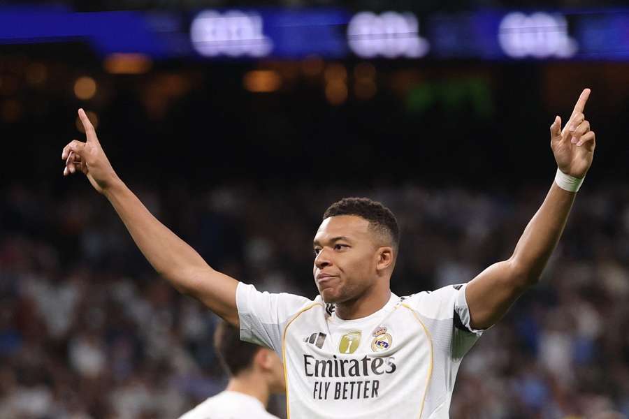Kylian Mbappé celebra uno de sus goles ante el Valencia